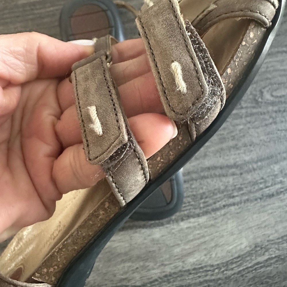 Elegant Beige Strappy Sandals - Picture 5 of 7